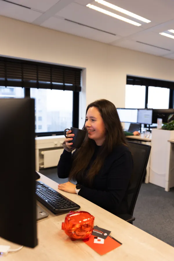 vrouw aan het werk bij factoringbedrijf