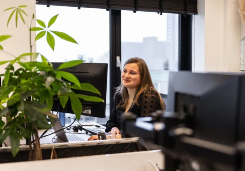 medewerker van o2Factoring aan het werk op kantoor