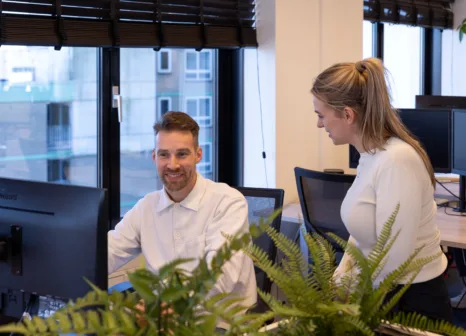 Twee collegas achter bureau