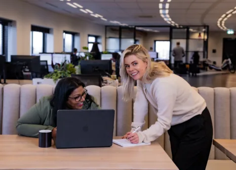 Twee collegas aan het werk
